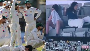 AUS vs PAK: ದೊಡ್ಡ ಪರದೆಯ ಮೇಲೆ ಬಿತ್ತರಗೊಂಡ ಪ್ರಣಯ ಪಕ್ಷಿಗಳ ಲವ್ವಿ ಡವ್ವಿ; ವಿಡಿಯೋ ವೈರಲ್