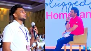 ನೀವು ಆರ್‌ಸಿಬಿ ಸೇರಿಕೊಳ್ಳಿ: RCB ಅಭಿಮಾನಿಗೆ ಖಡಕ್ ಉತ್ತರ ನೀಡಿದ ಎಂಎಸ್ ಧೋನಿ- ವಿಡಿಯೋ ವೈರಲ್