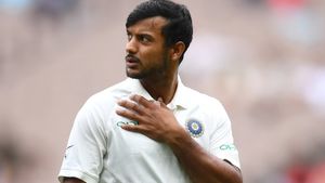 ನೀರು ಎಂದು ಭಾವಿಸಿ 'ಆ್ಯಸಿಡ್' ಕುಡಿದನಾ ಮಯಾಂಕ್ ಅಗರ್ವಾಲ್?; ಹೇಗಿದೆ ಸದ್ಯದ ಆರೋಗ್ಯ ಸ್ಥಿತಿ?