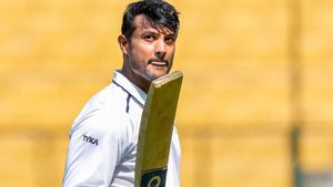 Ranji Trophy: ಭರ್ಜರಿ ಶತಕ ಬಾರಿಸಿ ಫಾರ್ಮ್‌ಗೆ ಮರಳಿದ ಮಯಾಂಕ್; ಗುಜರಾತ್ ವಿರುದ್ಧ ಕರ್ನಾಟಕಕ್ಕೆ ಮುನ್ನಡೆ