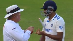 IND vs ENG: ದಿನದಾಟದ ಬಳಿಕ ಕಂಡ ದೃಶ್ಯ ಭಾರೀ ಚರ್ಚೆ: ಅಶ್ವಿನ್‌, ಅಂಪೈರ್‌ ನಡುವೆ ಮಾತಿನ ಚಕಮಕಿ