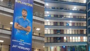 IPL 2024: ಮುಂಬೈನ ಕಾಲೇಜೊಂದರಲ್ಲಿ ಹಾರ್ದಿಕ್ ಪಾಂಡ್ಯ ಪೋಸ್ಟರ್ ಕಿತ್ತೆಸೆದ ರೋಹಿತ್ ಶರ್ಮಾ ಫ್ಯಾನ್ಸ್!