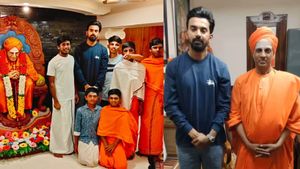 KL Rahul: ಕುಟುಂಬ ಸಮೇತ ಸಿದ್ದಗಂಗಾ ಮಠಕ್ಕೆ ಭೇಟಿ ನೀಡಿದ ಕೆಎಲ್ ರಾಹುಲ್; 4ನೇ ಪಂದ್ಯಕ್ಕೆ ಲಭ್ಯವೇ?