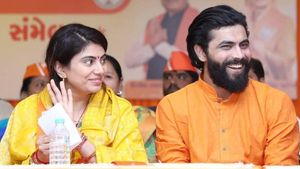 ಕೌಟುಂಬಿಕ ವಿವಾದ ನಂತರ ಪಂದ್ಯಶ್ರೇಷ್ಠ ಪ್ರಶಸ್ತಿಯನ್ನು ಪತ್ನಿ ರಿವಾಬಾಗೆ ಅರ್ಪಿಸಿದ ರವೀಂದ್ರ ಜಡೇಜಾ