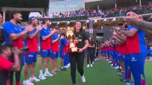 RCB Unbox Event: ಆರ್‌ಸಿಬಿ ಪುರುಷರ ತಂಡದಿಂದ ಗೌರವ ಸ್ವೀಕರಿಸಿದ ಸ್ಮೃತಿ ಮಂಧಾನ ಪಡೆ
