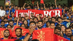 RCB ಮ್ಯಾನೇಜ್‌ಮೆಂಟ್ ಒಂಥರಾ ಕಾಲೇಜ್ ಮ್ಯಾನೇಜ್‌ಮೆಂಟ್ ಇದ್ದಂಗೆ; ಫ್ಯಾನ್ಸ್ ಗೋಳು ಕೇಳೋರಿಲ್ಲ!