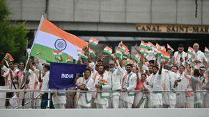 Paris Olympic 2024 Opening Ceremony: ದೇಸಿ ಉಡುಗೆಯಲ್ಲಿ ಭಾರತ ಮುನ್ನಡೆಸಿದ ಪಿವಿ ಸಿಂಧು, ಶರತ್ ಕಮಲ್