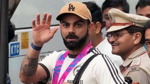 Virat Kohli: ಫ್ಯಾನ್ಸ್‌ ಉತ್ಸಾಹಕ್ಕೆ ತಲೆ ಬಾಗಿದ ವಿರಾಟ್‌ ಕೊಹ್ಲಿ ; ಮೊಬೈಲ್‌ನಲ್ಲಿ ವಿಡಿಯೋ ರೆಕಾರ್ಡ್