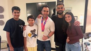 Virat Kohli: ಕುಟುಂಬದೊಂದಿಗೆ ಟಿ20 ವಿಶ್ವಕಪ್ ವಿಜಯೋತ್ಸವ ಆಚರಿಸಿದ ವಿರಾಟ್ ಕೊಹ್ಲಿ; ಫೋಟೋ ವೈರಲ್‌