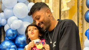 Hardik Pandya: ವಿಚ್ಛೇದನದ ನಂತರ ಮೊದಲ ಬಾರಿಗೆ ಮಗನೊಂದಿಗೆ ಕಾಣಿಸಿಕೊಂಡ ಹಾರ್ದಿಕ್ ಪಾಂಡ್ಯ