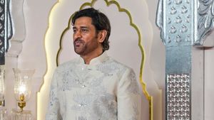 ಮಾಹಿ ಅಭಿಮಾನಿಗಳೊಂದಿಗೆ ಪೋಸ್: ಧೋನಿಯ ಸ್ಟ್ರೈಲಿಶ್ ಫೋಟೋ ವೈರಲ್‌