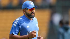 Rohit Sharma: ಆರ್‌ಸಿಬಿ ಸೇರಲು ರೋಹಿತ್ ಶರ್ಮಾಗೆ ಹೇಳಿದ ಫ್ಯಾನ್; ಹಿಟ್‌ಮ್ಯಾನ್‌ ರಿಯಾಕ್ಷನ್ ಹೀಗಿತ್ತು