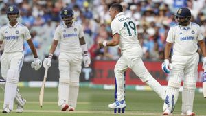 IND VS AUS Adelaide Test: ಪಿಂಕ್ ಬಾಲ್‌ ಎದುರಿಸಲು ಟೀಮ್ ಇಂಡಿಯಾ ಬ್ಯಾಟರ್‌ ಪರದಾಟ: 180 ರನ್‌ಗೆ ಆಲೌಟ್‌