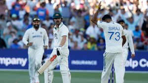 IND vs AUS: ಟ್ರಾವಿಸ್ ಹೆಡ್ ಔಟ್ ಮಾಡಿ ಹೊರಹೋಗುವಂತೆ ಸಿರಾಜ್ ವಾರ್ನಿಂಗ್!