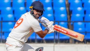 Karun Nair: ಶತಕದ ಮೇಲೆ ಶತಕ ಸಿಡಿಸಿ ಕನ್ನಡಿಗ ದಾಖಲೆ