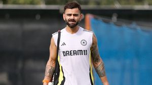 Virat Kohli: ದುಬೈನಲ್ಲಿ ಅಭಿಮಾನಿಗಳಿಗೆ ವಿರಾಟ್ ದರ್ಶನ