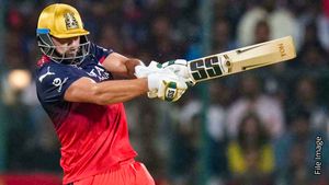 RCB ತಂಡದ ಆಲ್‌ರೌಂಡರ್‌ 8 ಸಿಕ್ಸರ್‌, 4 ಬೌಂಡರಿ ಆರ್ಭಟ: ಆಸ್ಟ್ರೇಲಿಯಾಗೆ 17 ರನ್‌ ಜಯ 