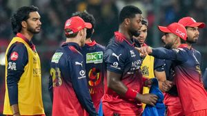 ಟ್ರೋಫಿ ಉಳಿಸಿಕೊಳ್ಳುವ ಅಭಿಯಾನದ ಮೊದಲ ಗೆಲುವನ್ನು ಇವರಿಗೆ ಅರ್ಪಿಸಿದ RCB