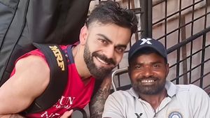 Virat Kohli: ಅಭ್ಯಾಸದ ಬಳಿಕ ವಿಶೇಷ ಅಭಿಮಾನಿಯನ್ನ ಭೇಟಿಯಾದ ವಿರಾಟ್ ಕೊಹ್ಲಿ, ಫೋಟೋ ಭಾರೀ ವೈರಲ್