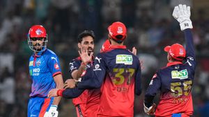 RCB vs DC: ವೇಗವಾಗಿ ಕುಸಿದ ಡೆಲ್ಲಿ ಕ್ಯಾಪಿಟಲ್ಸ್‌:  ಜೋಶ್‌ ಹ್ಯಾಜಲ್‌ವುಡ್‌ಗೆ 4, ಭುವಿಗೆ 3 ವಿಕೆಟ್‌ 