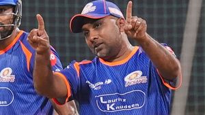 ಮುಂಬೈ ಇಂಡಿಯನ್ಸ್ ಗೆ ಹೊಸ ಕೋಚ್: ಮಹೇಲ ಜಯವರ್ಧನೆ ನಿರ್ಗಮನ, ಈ 5 ಮಂದಿ ಪ್ರಬಲ ಸ್ಪರ್ಧಿಗಳು!