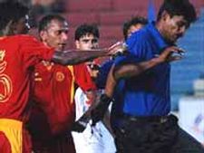 சென்னையில் விபரீதம்-நடுவரைத் தாக்கி மண்டையை உடைத்த ஹாக்கி வீரர்