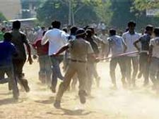 கிரிக்கெட் போட்டிக்கு டிக்கெட் வாங்க வந்தவர்களை விரட்டியடித்தது போலீஸ்