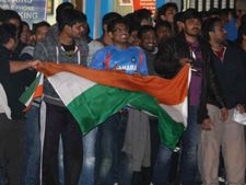பாக்.கை வென்று இறுதிப் போட்டியில் நுழைந்த இந்தியா-லண்டன் இந்தியர்கள் கொண்டாட்டம்