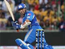 புனே Vs மும்பை: கடைசி பந்தில் வெற்றியை ருசித்த டெண்டுல்கர் அணி!!
