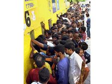 வந்துருச்சு பாரு, ஐபிஎல் 6... டிக்கெட் வாங்க சேப்பாக்கத்தில் செம கூட்டம்