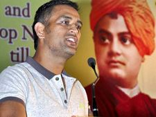 ''டோணி வீட்டுல கல் அடிச்சவங்க மோசமான பயலுகளாகத்தான் இருக்கனும்....''