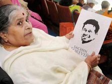 மகனுக்குக் கடைசிப் போட்டி.. ஆனால் அம்மா ரஜினிக்கு இதுதான் முதல் போட்டி!
