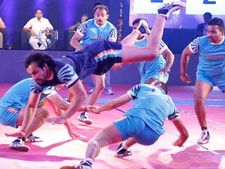 ரசிகர்களைக் கவர்ந்திழுக்கும் உலக கபடி லீக்.. விசில் சத்தம் காதைக் கிழிக்கிறது!
