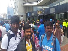 ஒரு பக்கம் 'கடவுள்', மறுபக்கம் ரசிகர்களின் ஊக்குவிப்பு: கலக்கிய இந்தியா!