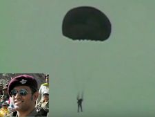 கிரவுண்டில் மட்டுமல்ல அந்தரத்தில் பறந்தும் அமர்க்களப்படுத்திய டோணி!