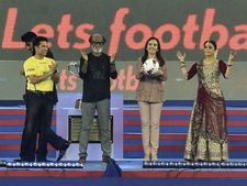 ஐஎஸ்எல் 2015: கால்பந்தை கையிலேந்தி வந்து தொடரைத் தொடங்கி வைத்த ரஜினிகாந்த்