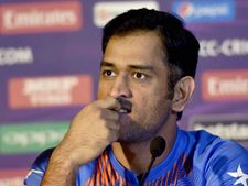 ஏன் நாம ஜெயிச்சது உங்களுக்குப் பிடிக்கலையா?.. நிருபரிடம் எகிறிய டோணி