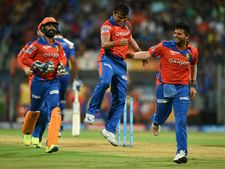மும்பை அணியை வீழ்த்தி ஹாட்ரிக் வெற்றியை ருசித்தது குஜராத் லயன்ஸ் !