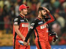 கோஹ்லி, டி வில்லியர்ஸ் அசத்தல் ஆட்டம் வீண்.. டி காக் சதத்தால் பெங்களூரை வீழ்த்தியது டெல்லி