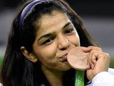 சாக்ஷிக்கு கவுரவம்: ஹரியானா ரூ.3 கோடி , மத்திய அரசு ரூ.30 லட்சம் பரிசு அறிவிப்பு