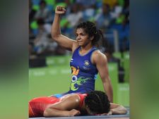 காலைப் பிடித்து மடக்கி தூக்கிப் போட்டு அமுக்கி.. 10 விநாடிகளில் பதக்கத்தை அள்ளிய சாக்ஷி!