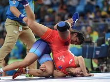 ஆரம்பத்தில் சுருண்டு.. நடுவில் சுதாரித்து... கடைசியில் பாய்ந்த சாக்ஷி மாலிக்!