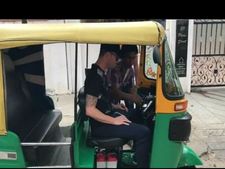 பெங்களூர் சாலையில் ஆட்டோ ஓட்டி அசத்திய மைக்கேல் கிளார்க் !