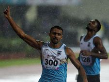 ஆசிய தடகளம்: இந்திய வீரர்கள் அசத்தல்.. ஒரே நாளில் இந்தியாவுக்கு 4 தங்கம் !