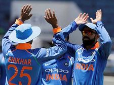 இந்திய கிரிக்கெட் வீரர்களுக்கு கோடிகளில் சம்பளம்.. பிசிசிஐ வெளியிட்ட மலைக்க வைக்கும் பட்டியல்