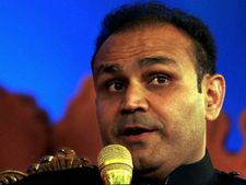 நாடி, நரம்பு, ரத்தம் எல்லாம் செஞ்சுரி வெறி ஊறிப்போன ஆளுதான் இப்படி அடிக்க முடியும்.. சேவாக் நச்!