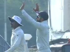 கிரிக்கெட் ஆடி பாத்துருப்ப டான்ஸ் ஆடி பாத்து இருக்கியா.. போட்டிக்கு இடையில் குத்தாட்டம் போட்ட கோஹ்லி