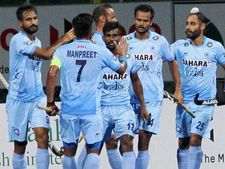 வேடிக்கை பார்க்காதீங்க நீங்க விளையாட வந்தவங்க.. ஹாக்கி அணிக்கு யாராவது சொல்லுங்கப்பா!