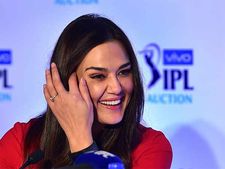 என்ன ப்ரீத்தி ஜிந்தா இப்படி கூட பண்ணுவீங்களா... ஏலத்தில் நடத்த அலப்பறைகள்!