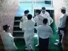 டேவிட் வார்னரின் மனைவி குறித்து தவறாக பேசிய குயிண்டன் டி காக்.. சிசிடிவியில் பதிவான மோசமான சண்டை